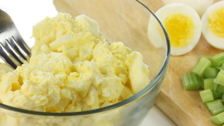Ensalada de huevo para tostadas o desayunos