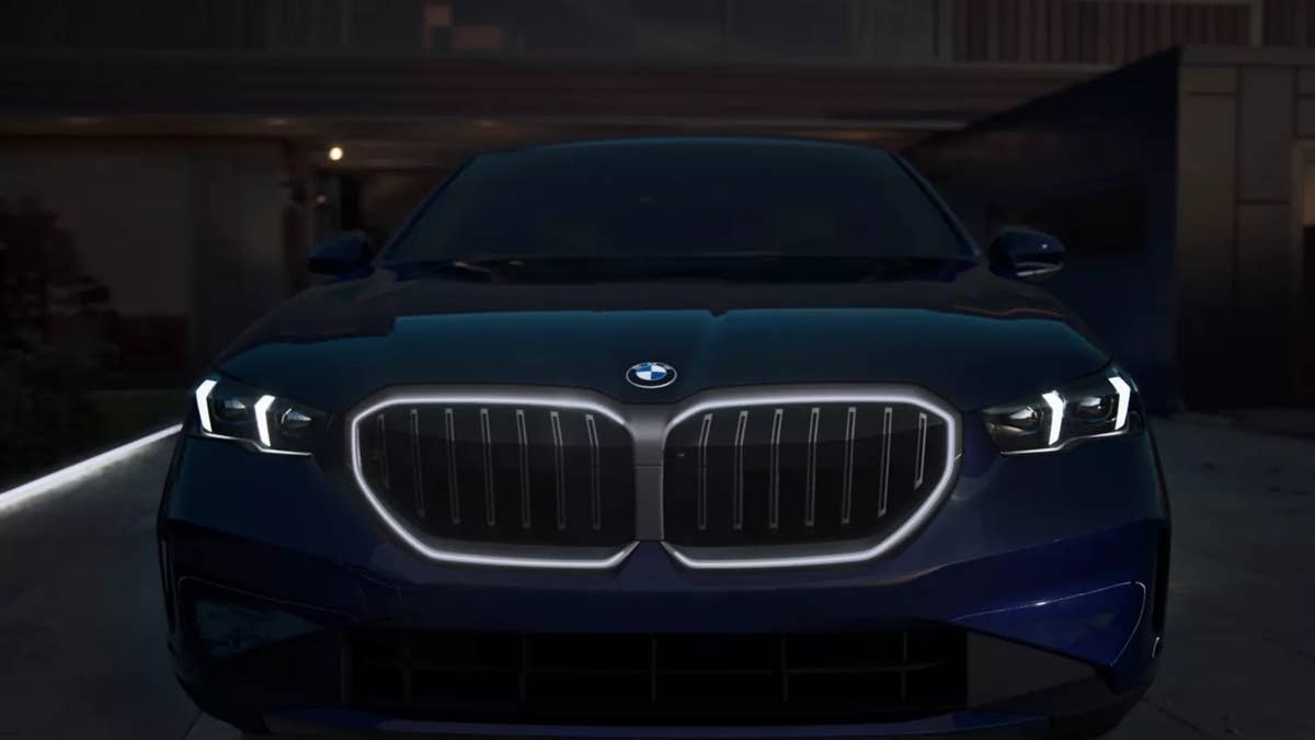2027-bmw-5-series-in-blue-with-iconic-glow-grille