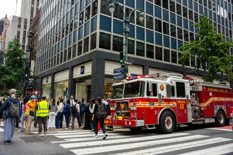 Un camión de bomberos aparcado en la intersección de la 3ª Avenida con la calle 42 Este después de que los edificios de la zona fueran evacuados, el martes 7 de julio de 2026, en Nueva York. (Foto AP/Angelina Katsanis)