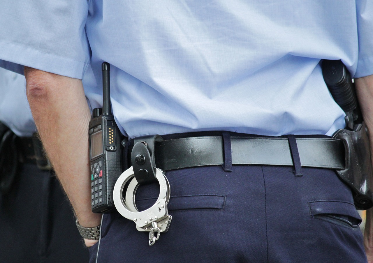 7 psychological tactics police use during routine traffic stops