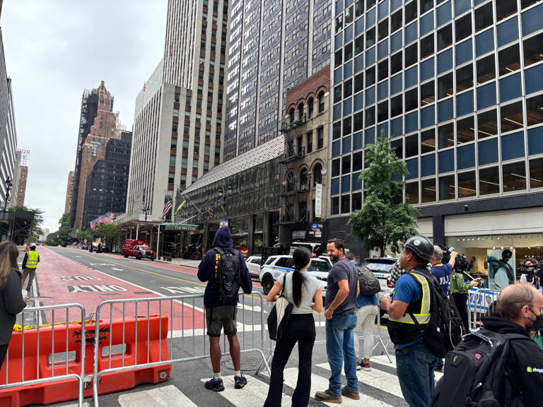 Crews working to shore up Manhattan building at risk of collapse