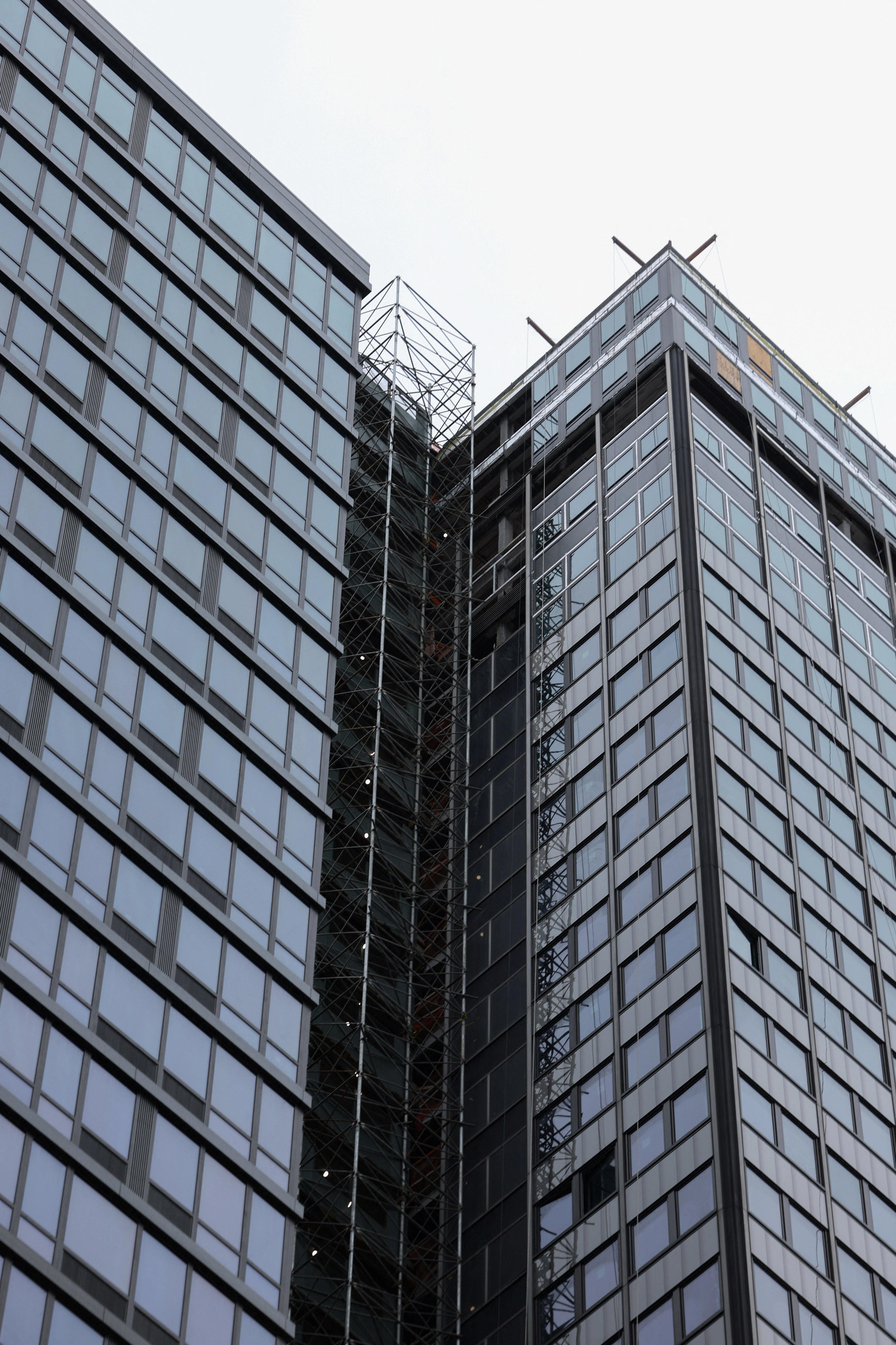 Crews working to shore up Manhattan building at risk of collapse