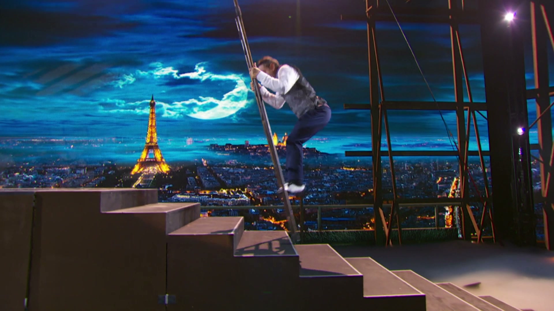 Uzeyer Novruzov - acrobat