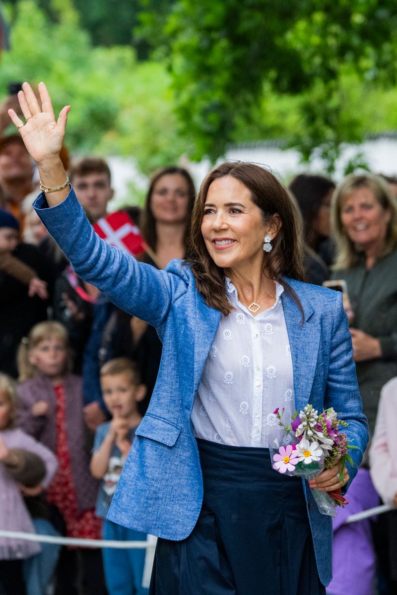 Queen Mary's elegant summer ensemble renewed comparisons to Princess Kate, who has shared a close friendship with the Danish queen for more than a decade.
