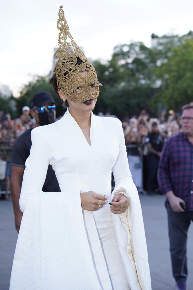 zendaya-wows-in-towering-couture-headpiece-at-the-odyssey-paris-event