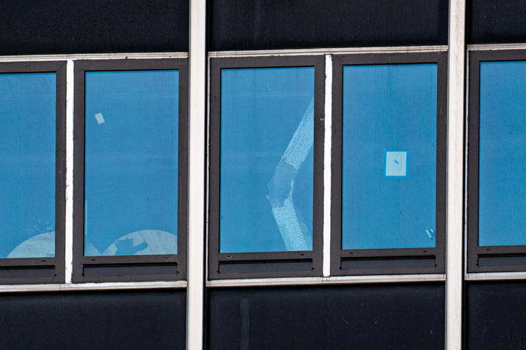 Una viga de soporte deformada en el interior del número 235 de la calle 42 Este, el martes 7 de julio de 2026, en Nueva York. (AP Foto/Angelina Katsanis)