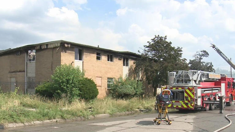 Crews respond to massive fire at vacant apartment complex on Detroit's ...
