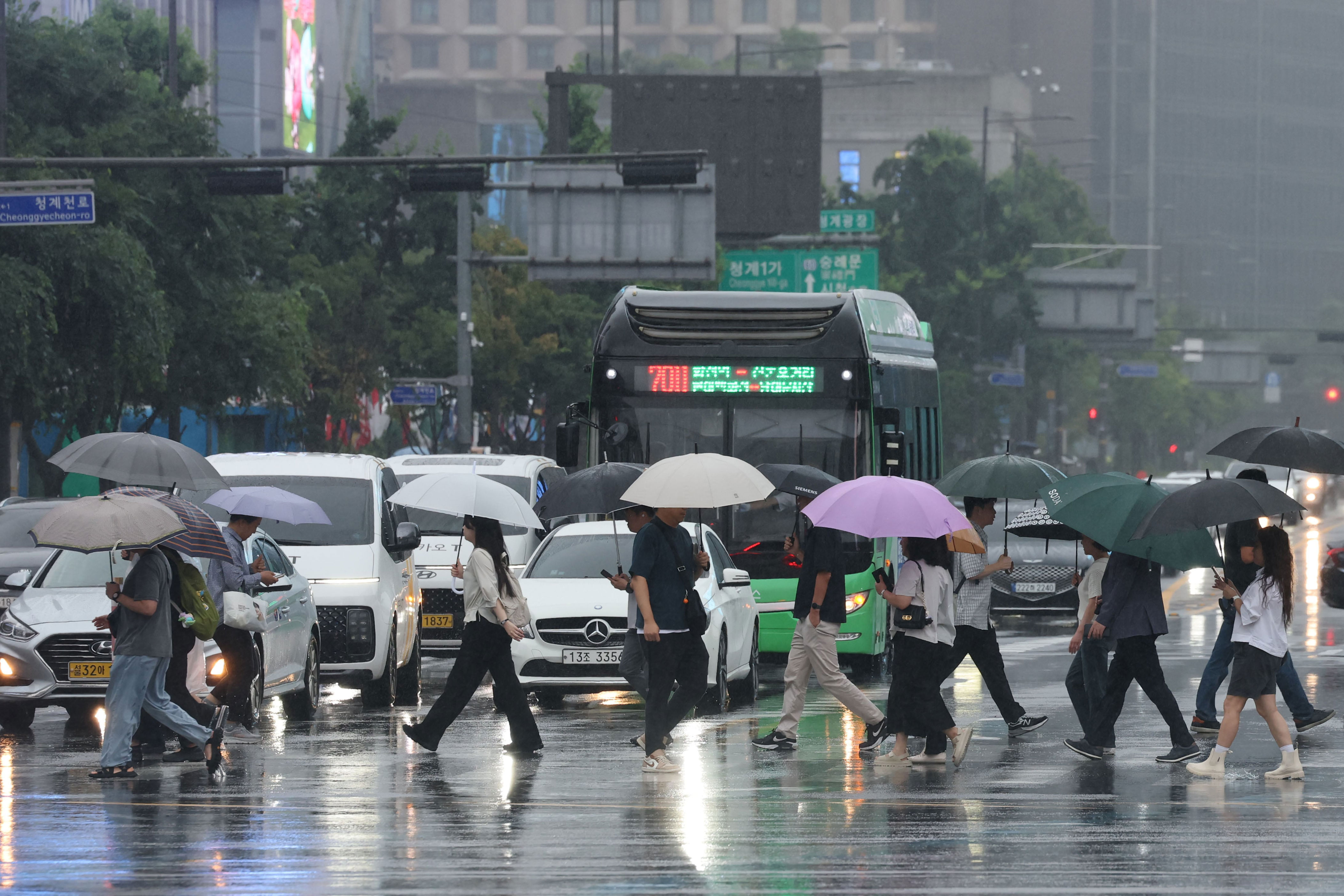 Heatwave monsoon brings heavy rain, 35-degree heat to South Korea