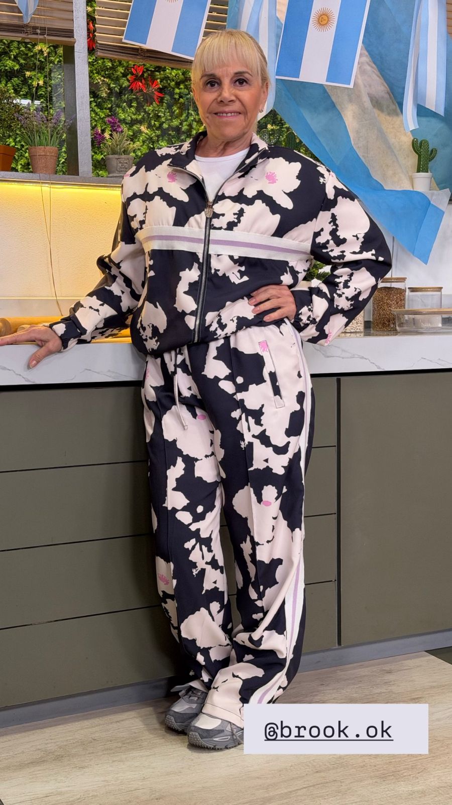 Claudia Villafañe se sumó a la tendencia comfy con un look estampado y ...