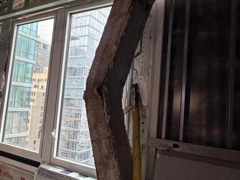 Midtown Manhattan building at risk of partial collapse after beams ...