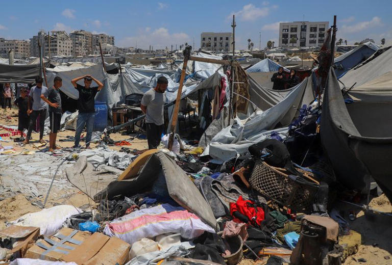 Des Palestiniens inspectent le site d'une frappe israélienne qui a touché une tente dans un camp accueillant des personnes déplacées, à Gaza, le 7 juillet 2026. REUTERS/Ebrahim Hajjaj