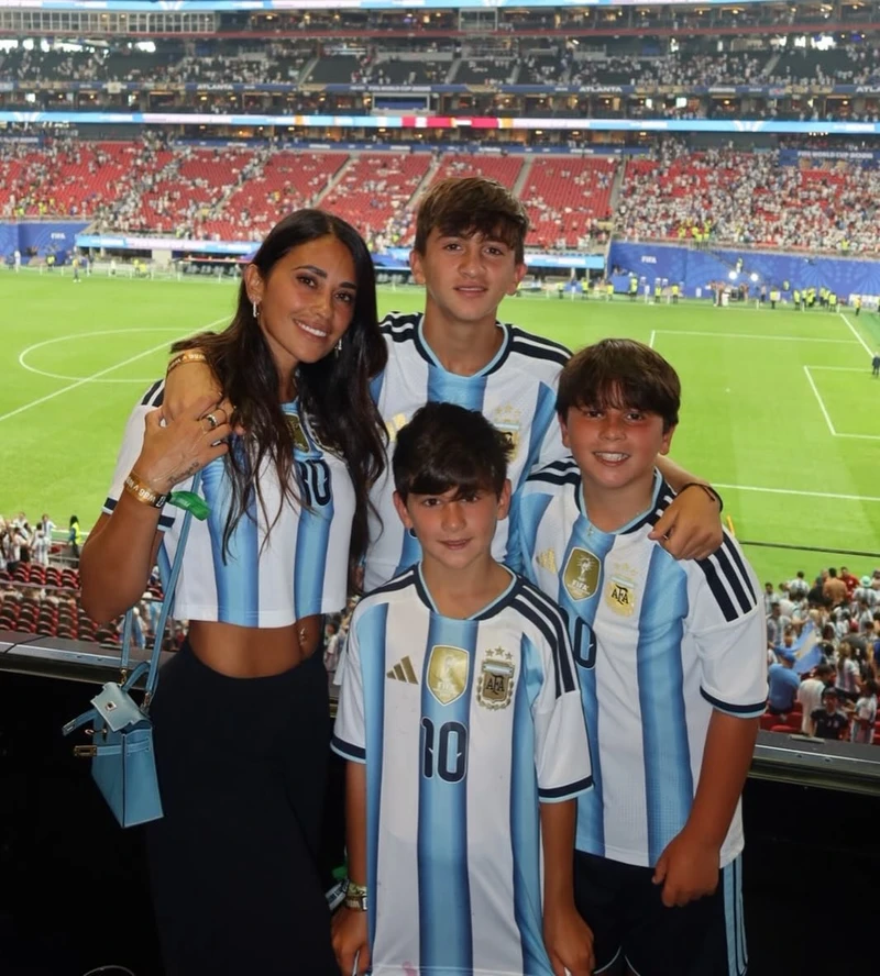 Vợ Messi vỡ òa