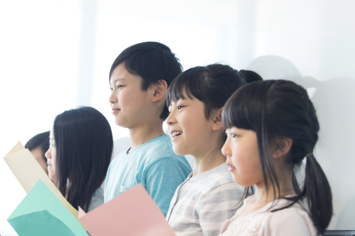 小学生の息子の同級生はみんな習い事を「2つ以上」しているらしく、「僕だけ1つ」と落ち込んでいます…。年収「450万円」では限界なのですが、他の家庭はもっと教育費に余裕があるのでしょうか?