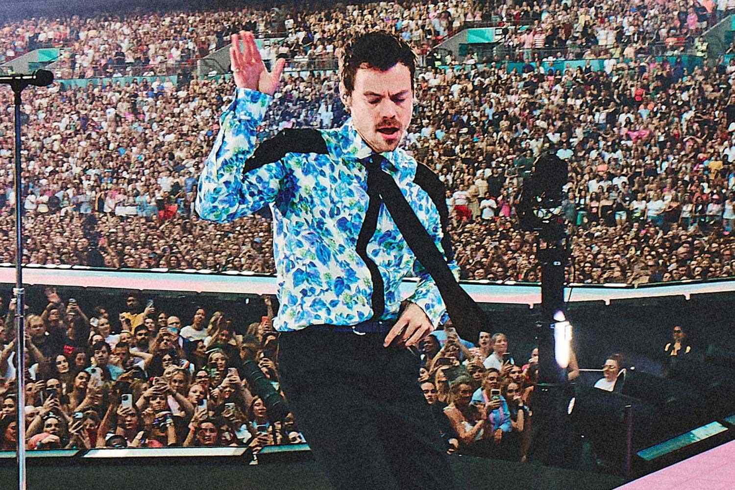 Harry Styles realizes his fly is down during final song at record-breaking Wembley Stadium residency