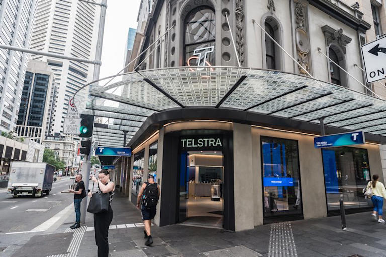 Telstra identifies secondary outage issue as senator reports 'tragic death'