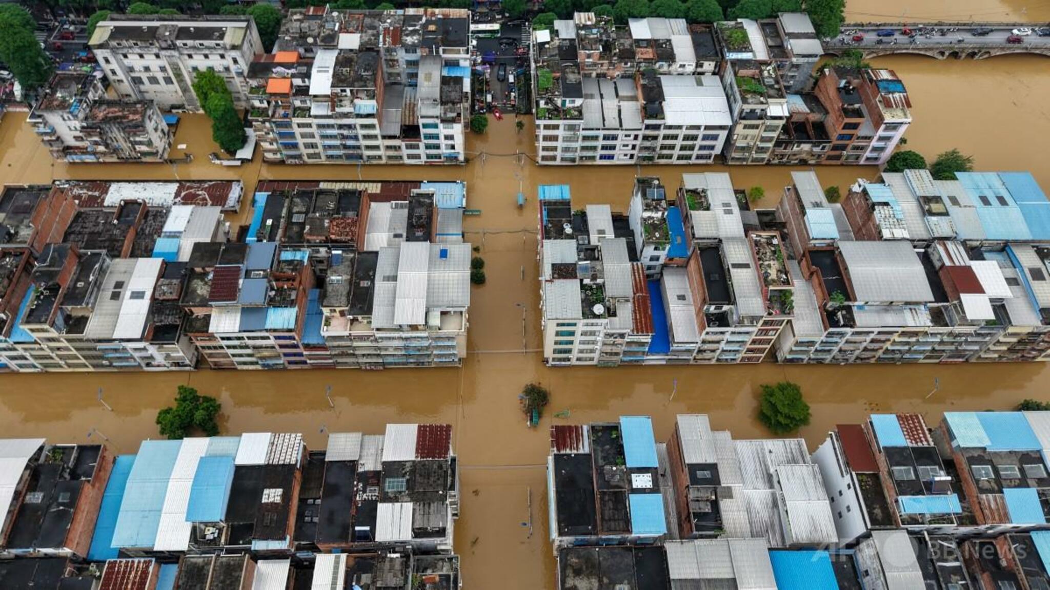 中国で猛烈な嵐 ダム決壊、竜巻、土砂崩れ…各地で甚大な被害