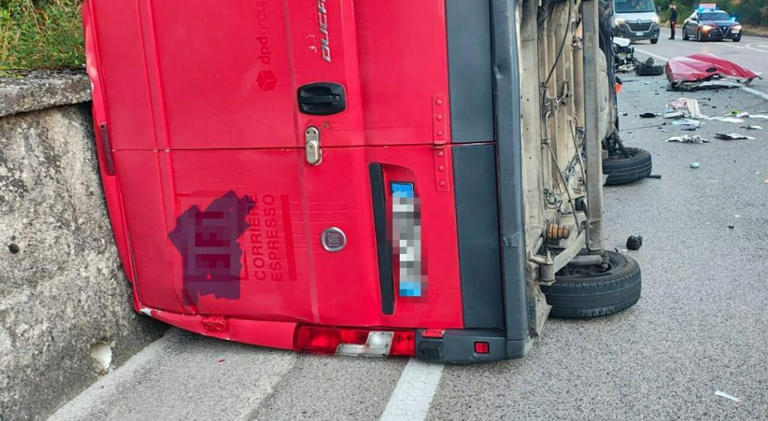 Scontro tra furgone e auto sulla statale tra Atena Lucana e Brienza