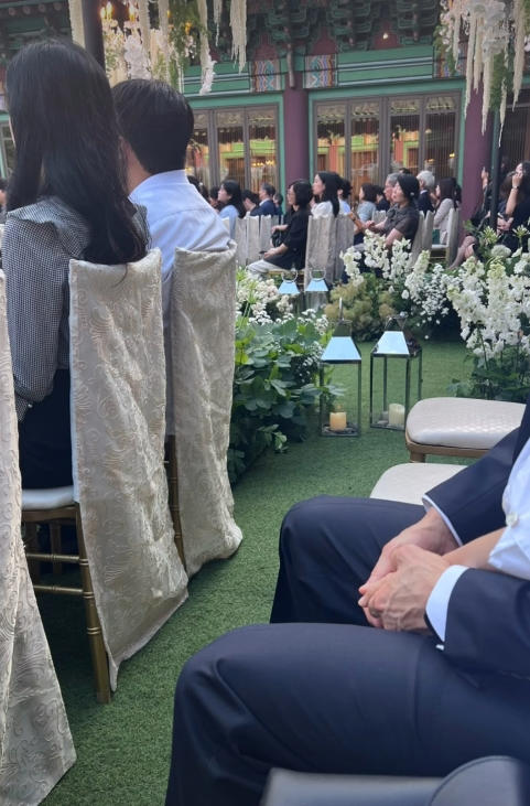 차인표♥신애라, 남의 결혼식장서 내내 손 잡고..백지연도 부러운 31년차 부부 [스타이슈]