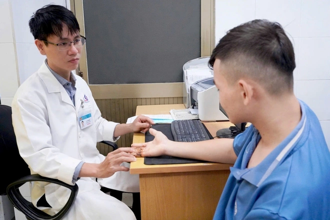 Gần 10 giờ vi phẫu giành lại 3 ngón tay bị máy cưa cắt đứt cho nam thanh niên