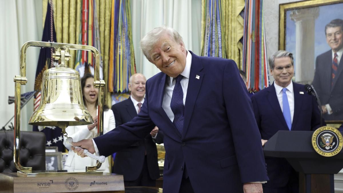 Las bolsas se desploman y el petróleo escala un 5% después de que Trump ...