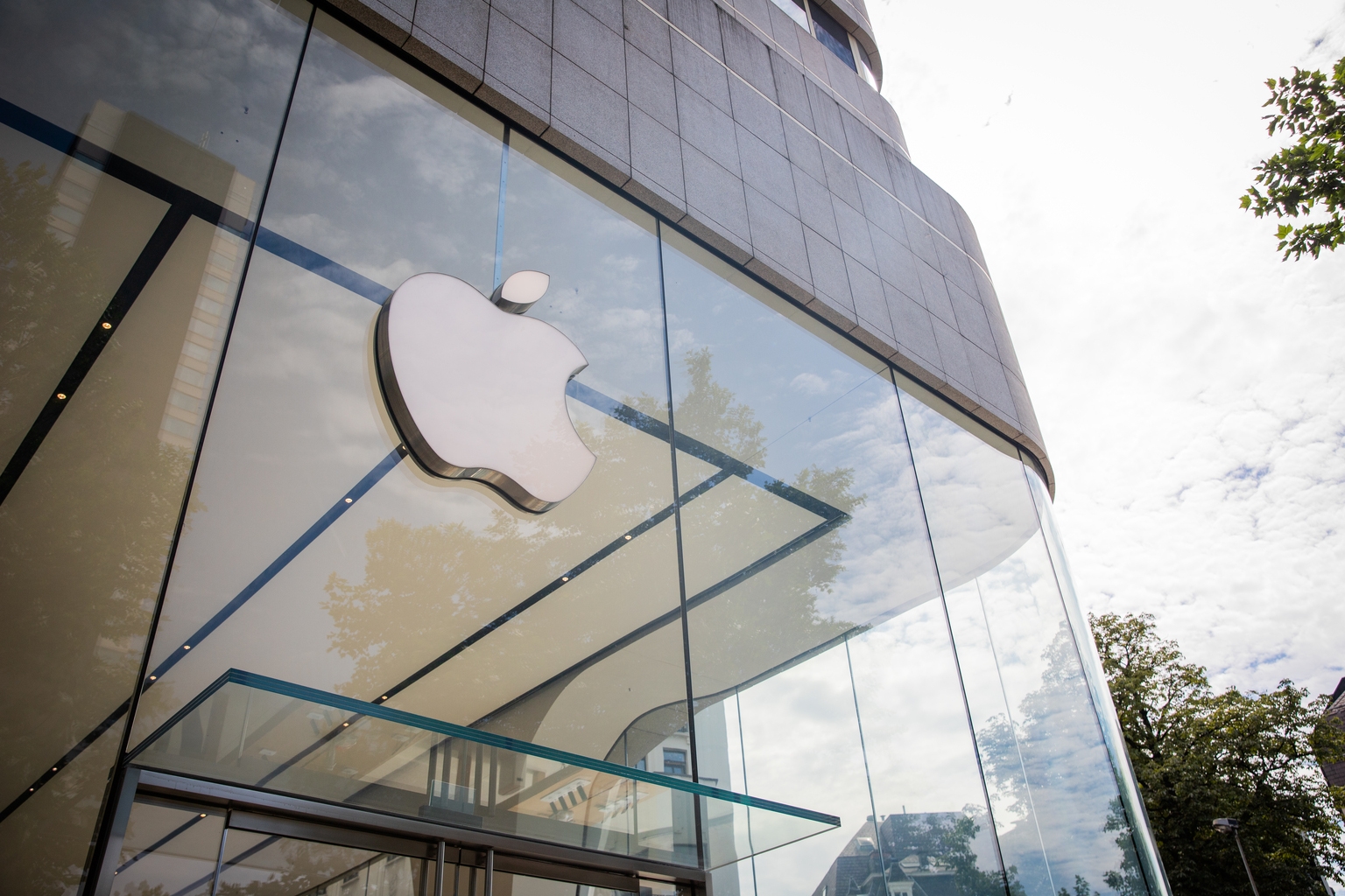 Apple chip deal with Broadcom at over $30B; to invest $1.5B in Broadcom ...