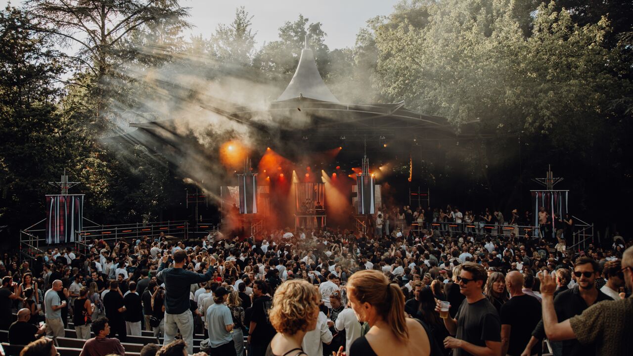 OLT Rivierenhof in Deurne past programma aan en plaatst groot scherm ...
