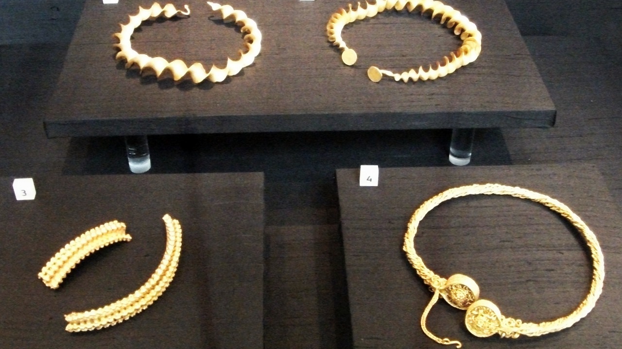 A gold neck-ring hoard buried around 1000 BCE turned up in a Romanian field.