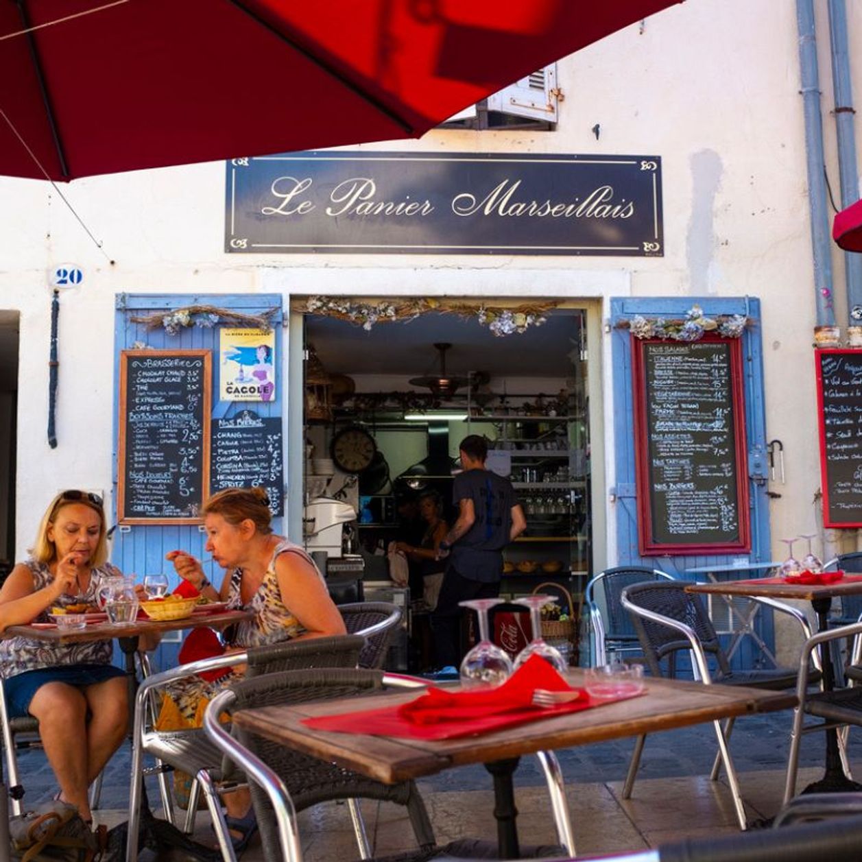 Un serveur laisse tomber l'assiette et le poisson s'échoue en plein ...
