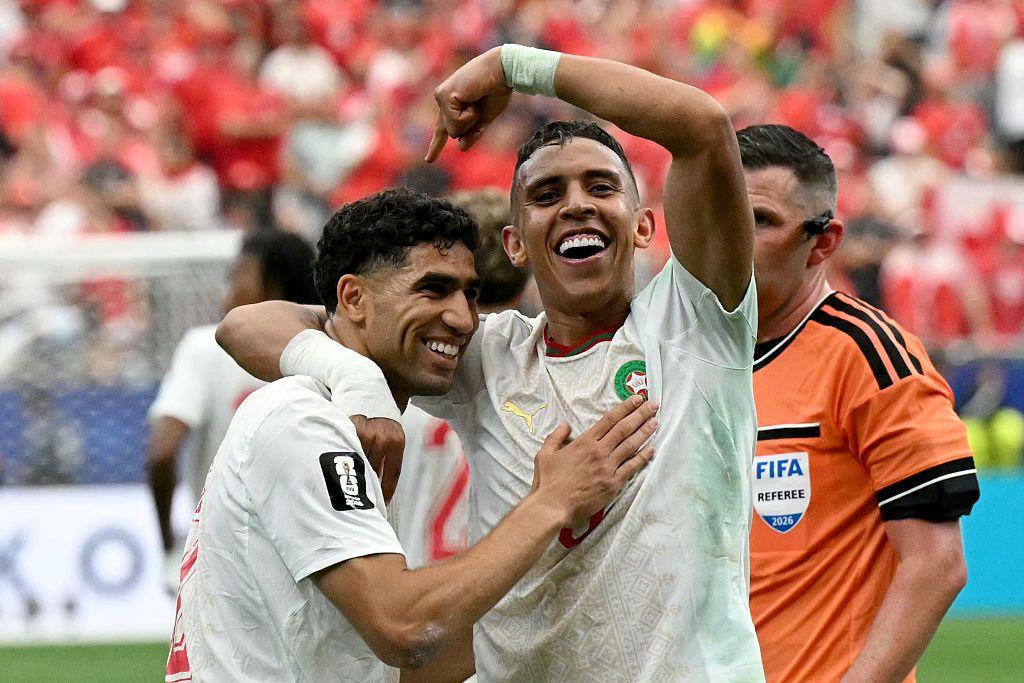 Soufiane Rahimi (der.) celebra el tercer gol de Marruecos a Canadá con su compañero, el defensa Achraf Hakimi.