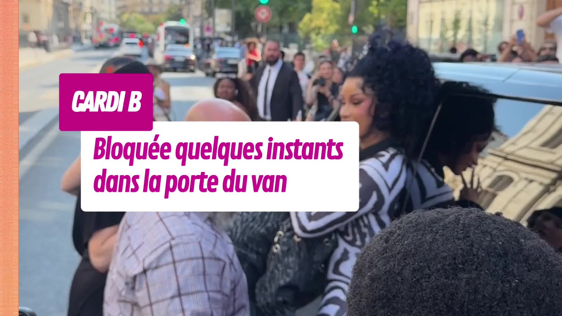 Cardi B bloquée quelques instants dans la porte du van à son arrivée au défilé Jean-Paul Gaultier