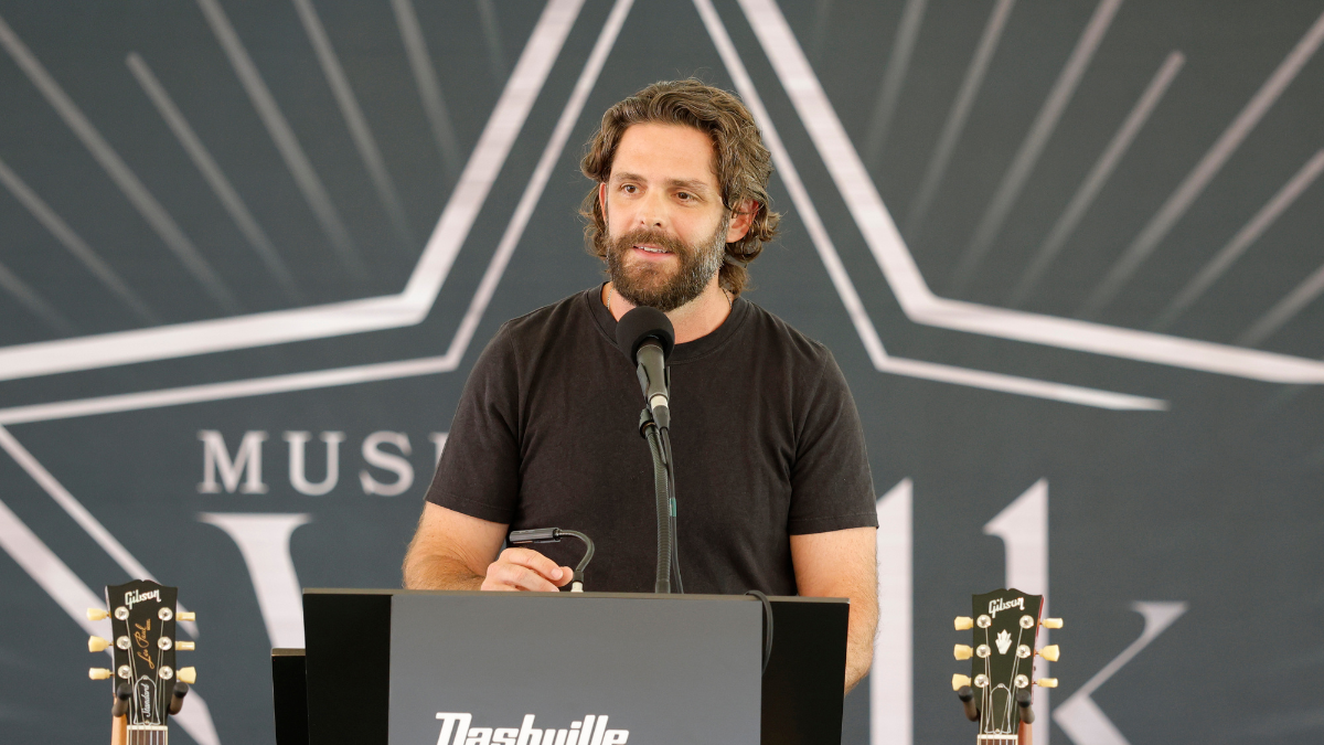Watch Thomas Rhett share an adorable moment with his wife, 5 children