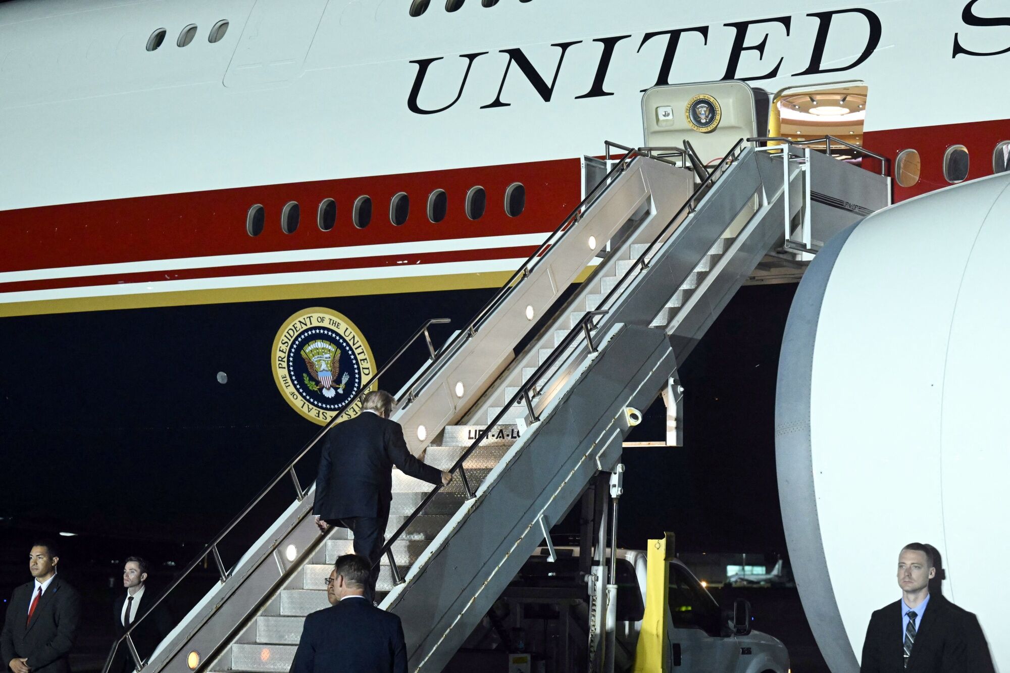 Trump stops in UK to switch Air Force One planes on trip home