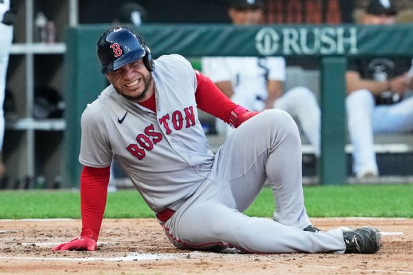 Red Sox's Willson Contreras exits after fouling ball off foot