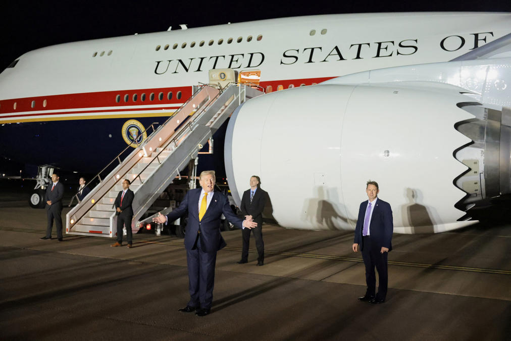 In England, Trump boards the new, Qatari-gifted Air Force One after arriving on one of the older planes operating as Air Force One. / Jonathan Ernst / REUTERS