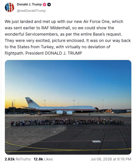 U.S. troops in England pose in front of the newer Air Force One, which Trump did not take out of Turkey. / Truth Social/realDonaldTrump