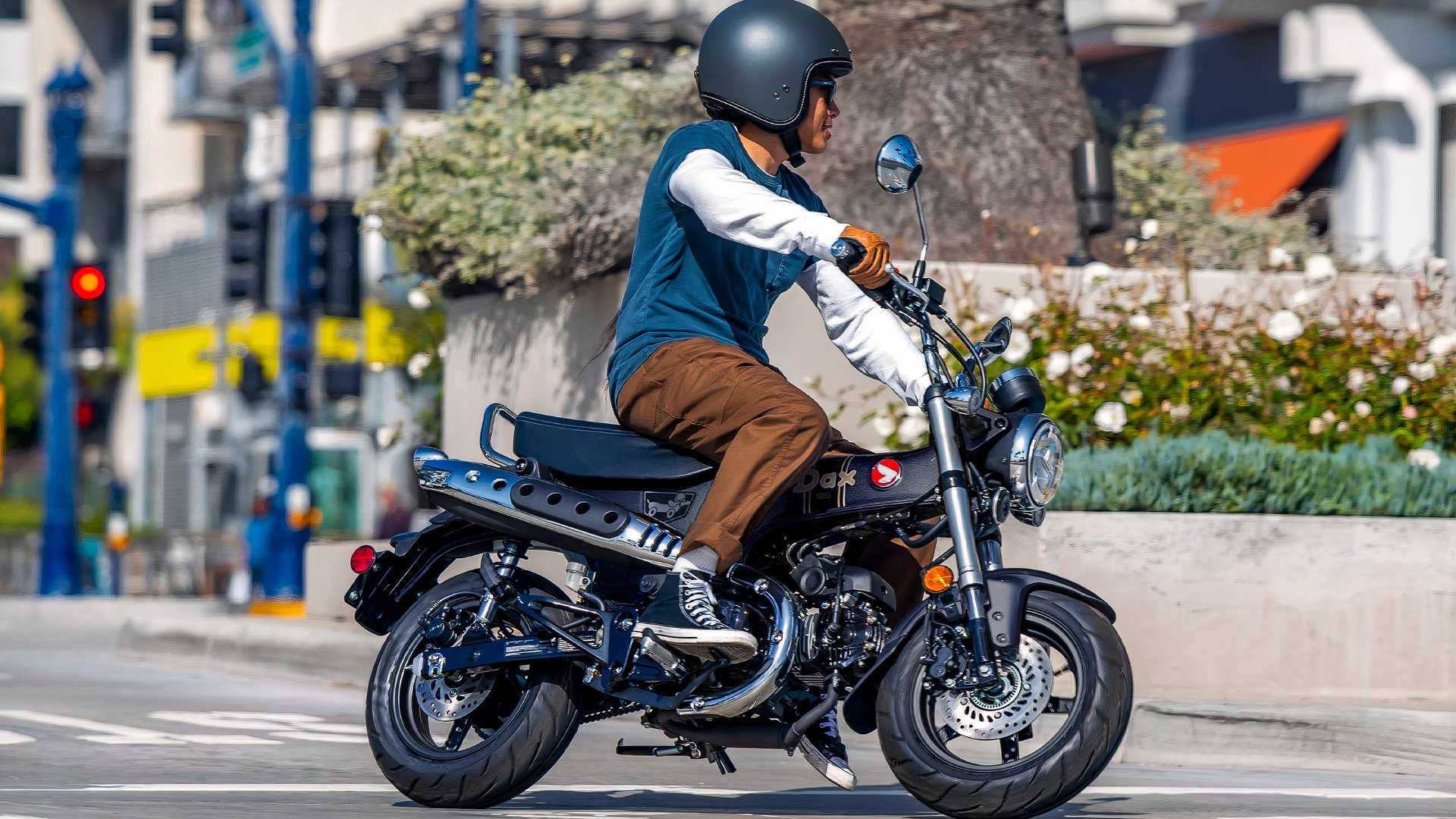 Honda DAX 125 cornering shot