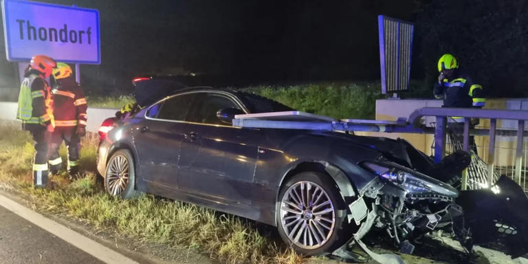 Auto kracht in Brückengeländer: Feuerwehr rückt in Graz aus