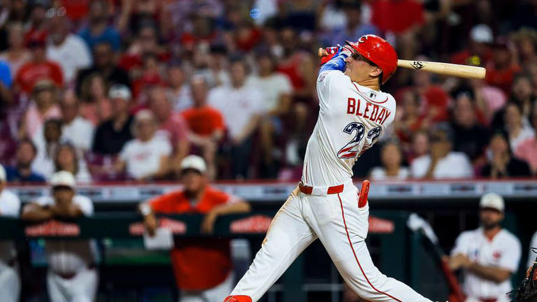 Reds play long ball in offensive onslaught, 11-5 win over Phillies