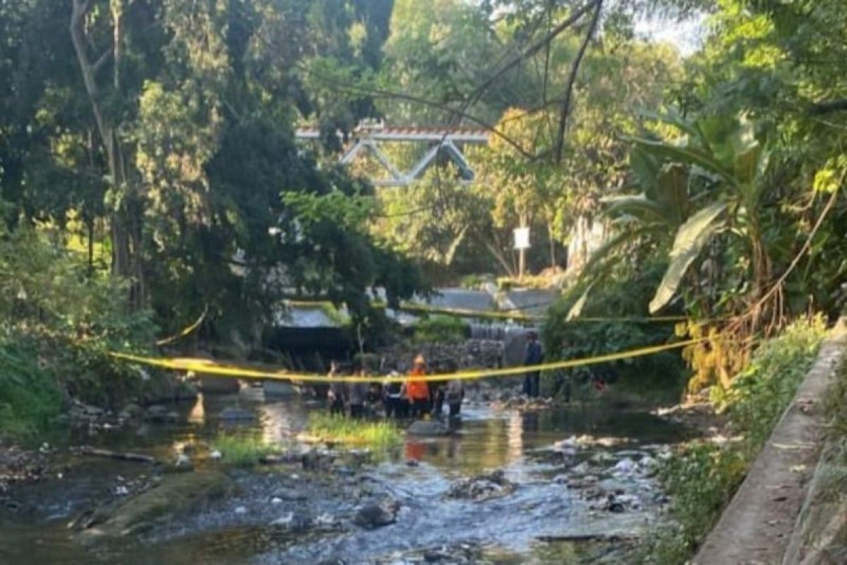 Heboh penemuan benda mirip rudal di Sungai Blitar, polisi pasang gar…