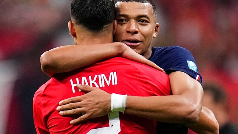 Le Français Kylian Mbappé embrasse le Marocain Achraf Hakimi à l'issue de la demi-finale de la Coupe du monde, au stade Al Bayt d'Al Khor, au Qatar, le 14 décembre 2022