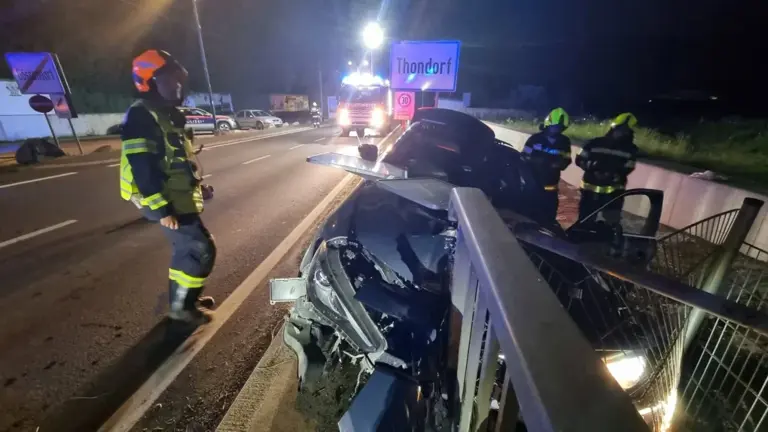 ©Freiwillige Feuerwehr Thondorf Die Freiwillige Feuerwehr Thondorf wurde zu einem Verkehrsunfall auf der Kirchbacher Straße (B73) alarmiert.