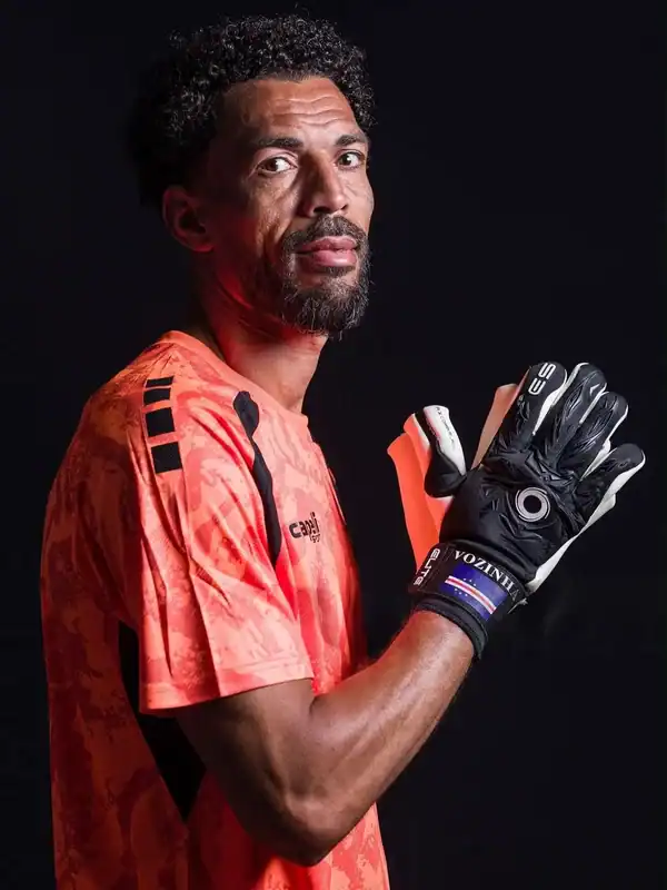 O mundo dá voltas! Após ter abraçado rejeitado por Messi, Vozinha pode virar goleiro do time do atacante
