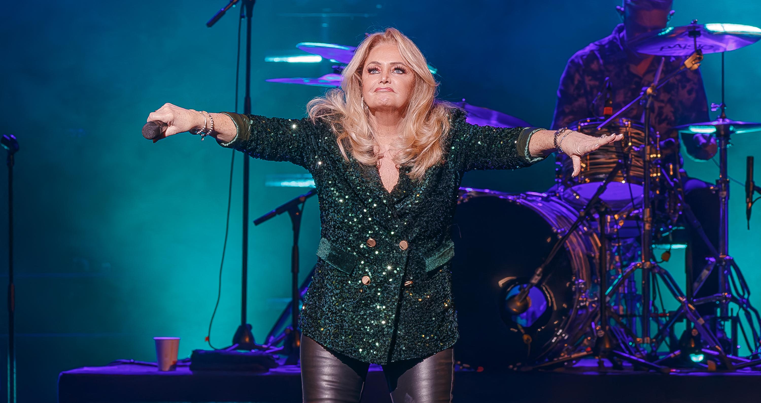 bonnie-tyler-nous-a-quitt-s-75-ans-la-chanteuse-ramen-e-la-vie