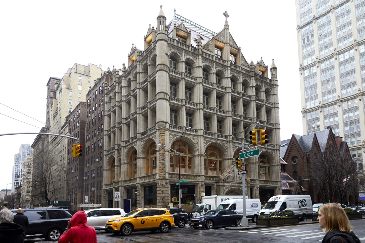 Airbnb puts down roots behind enemy lines by buying its first NYC office