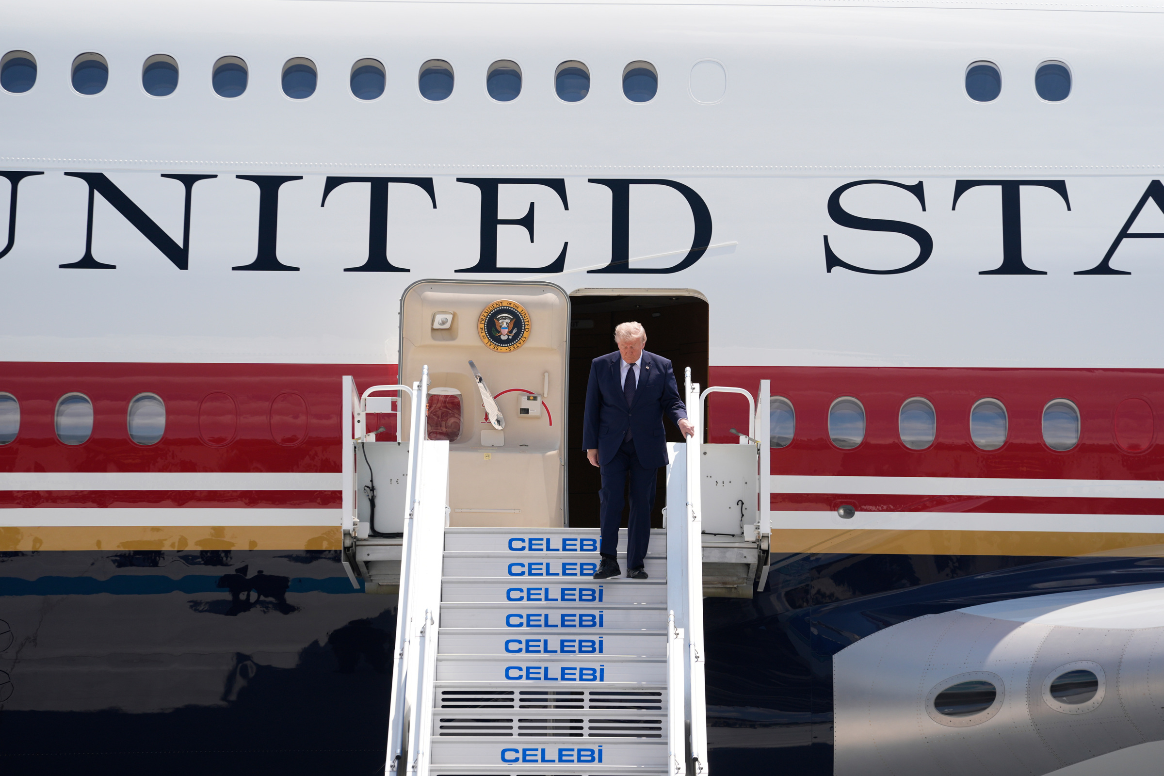 Lý do có thể khiến ông Trump đổi chuyên cơ khi rời hội nghị NATO