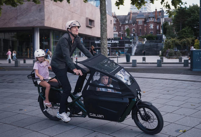 Có thể lắp thêm mái che để che chắn cho con khỏi mưa nắng - Ảnh: Galian Cycles