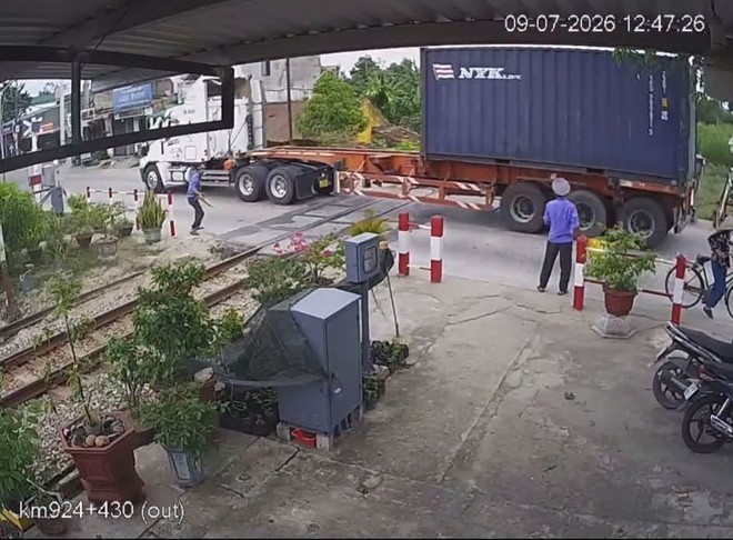 Phạt hơn 40 triệu đồng tài xế tông gãy gác chắn đường sắt