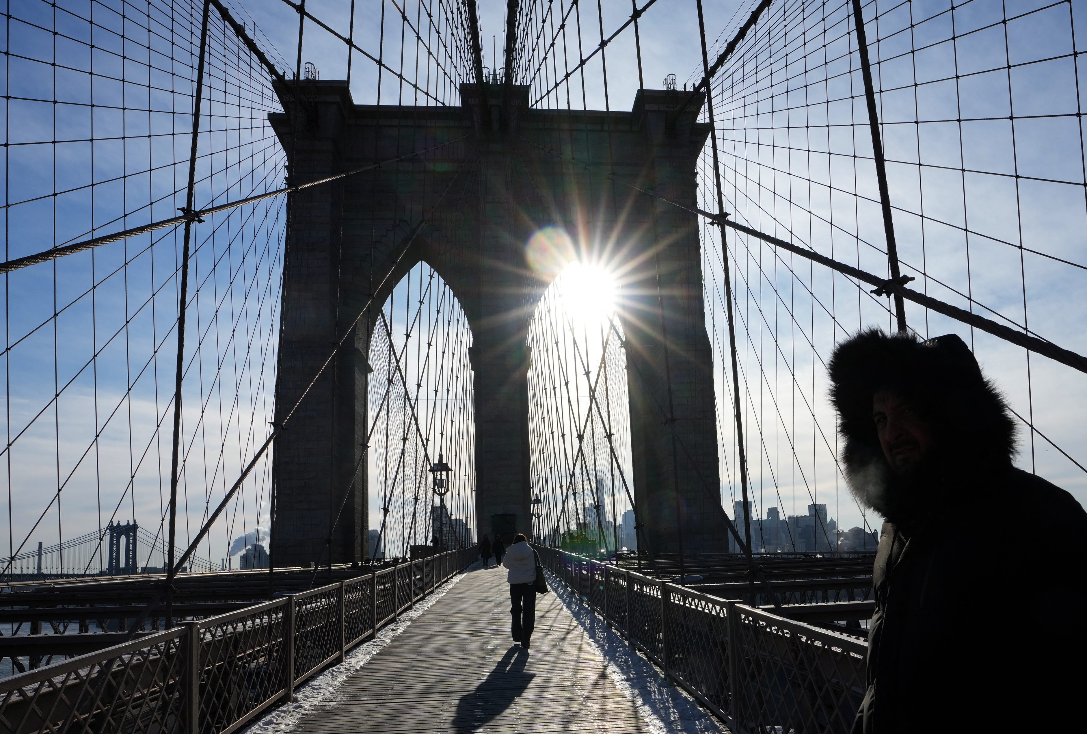 Police rescue person climbing up Brooklyn Bridge