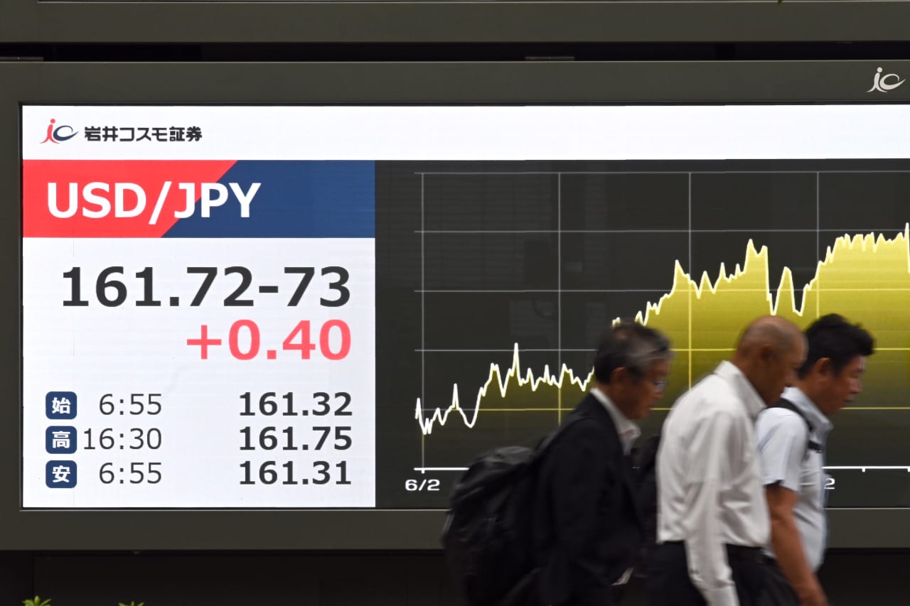 The yen is sinking. For now, Takaichi, Bank of Japan forge ahead.