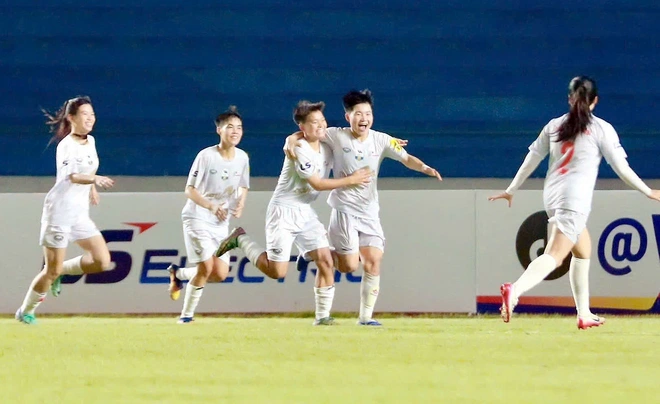 Ba quả phạt đền trong một trận đấu với tỉ số 7-0